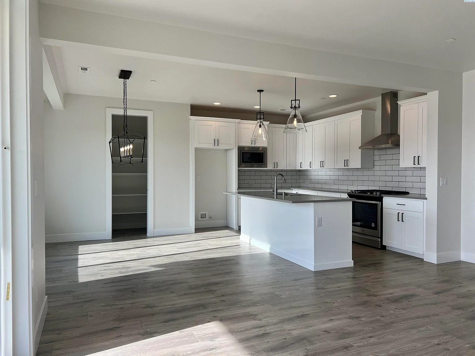 3 bed, 2.0 bath, 2127 sqft, $3,295 — Photo 2