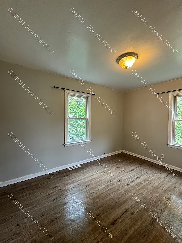 952 Salisbury Ave — Photo 3