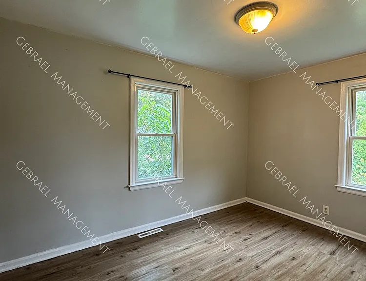952 Salisbury Ave — Photo 3
