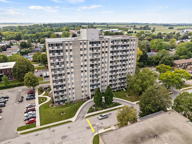 810 Trillium Park — Photo 17