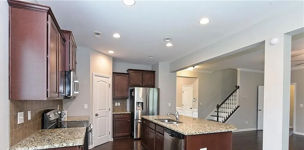5 bed, 3266 sqft, $2,950 — Photo 3