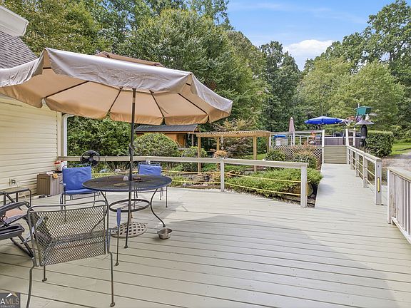 3rd image of 975 Chattahoochee Way