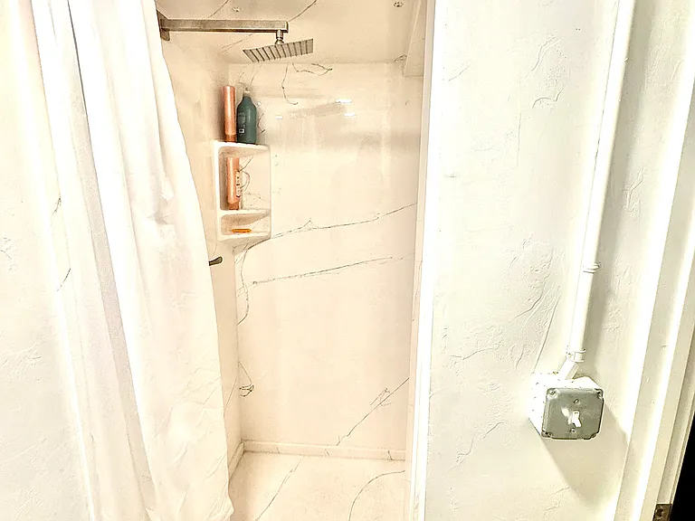 430 E 6th St #4 — Photo 5