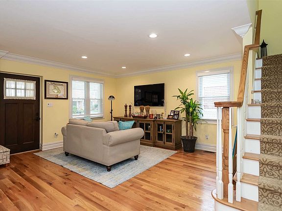 3rd image of 180 Kensington Rd S