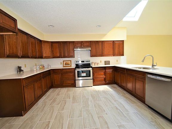 5th image of 2806 Briar Knoll Dr
