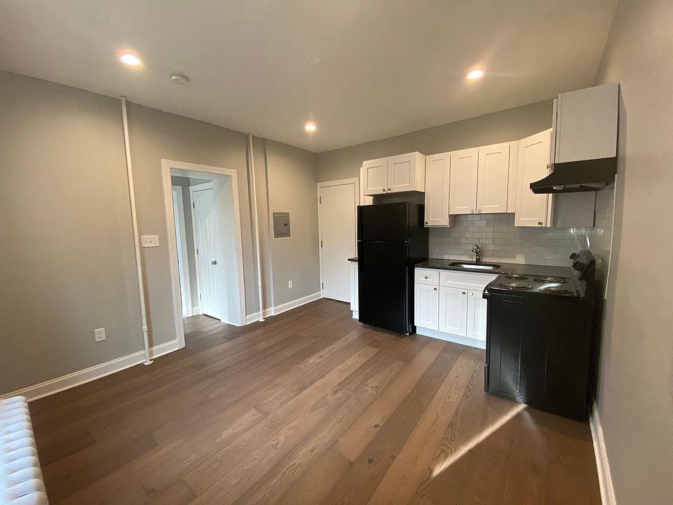 Living room/kitchen (wide view)