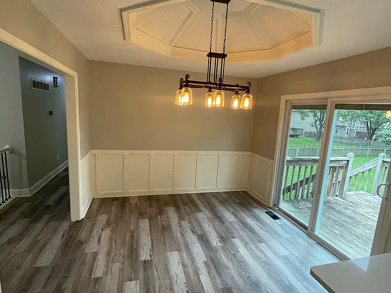 664 NE Clubhouse Dr — Photo 3