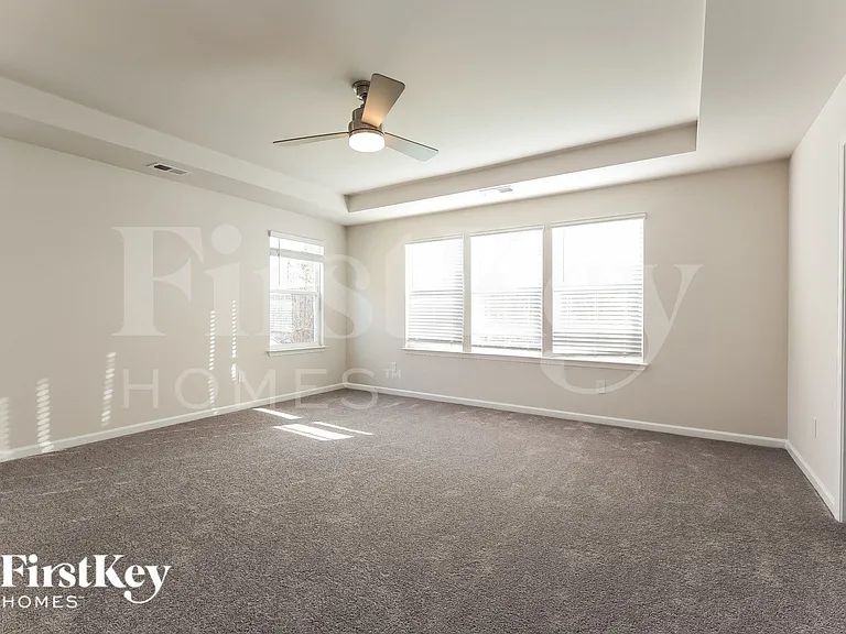 558 Hillpark Ln — Photo 8