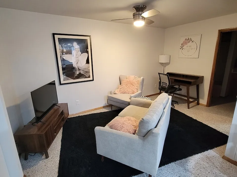 512 N Steele Ave #204