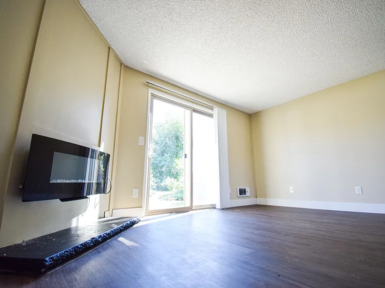 Spacious 2 bedroom 1.5 bath Town house Apartment! — Photo 14
