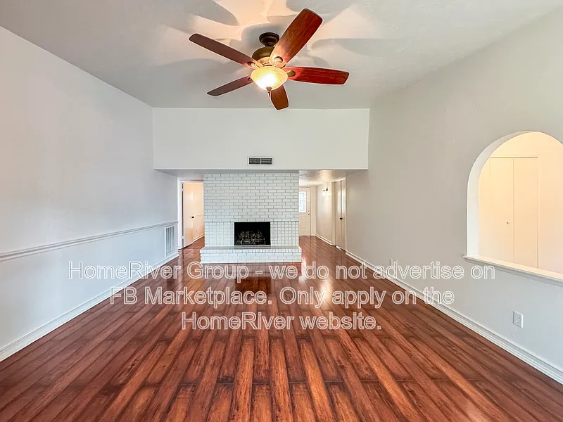 3 bed, 2.0 bath, 1404 sqft, $2,300 — Photo 4