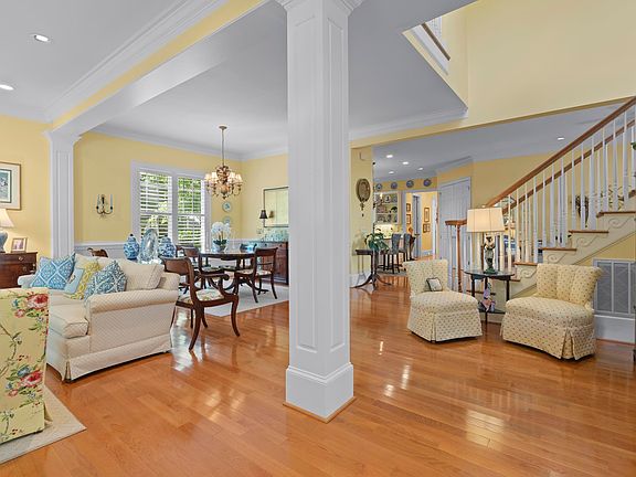 3rd image of 14 Varsity Ln