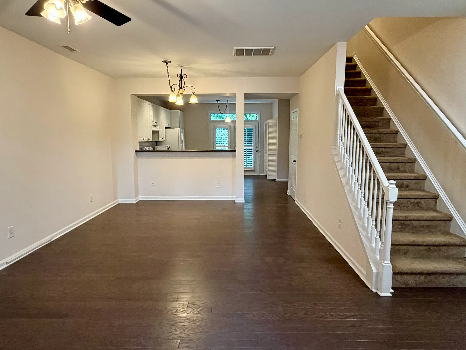 2 bed, 2.5 bath, 1470 sqft, $1,800 — Photo 2