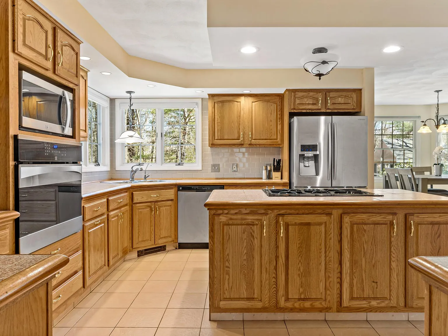 6 bed, 4.5 bath, 4966 sqft, $5,000 — Photo 4