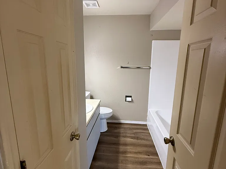Westwind Apartments — Photo 12