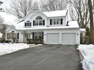 11 Terri Dr, Kings Park, NY 11754