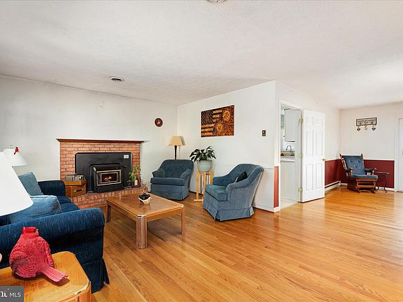 4th image of 9943 Massanutten Ave