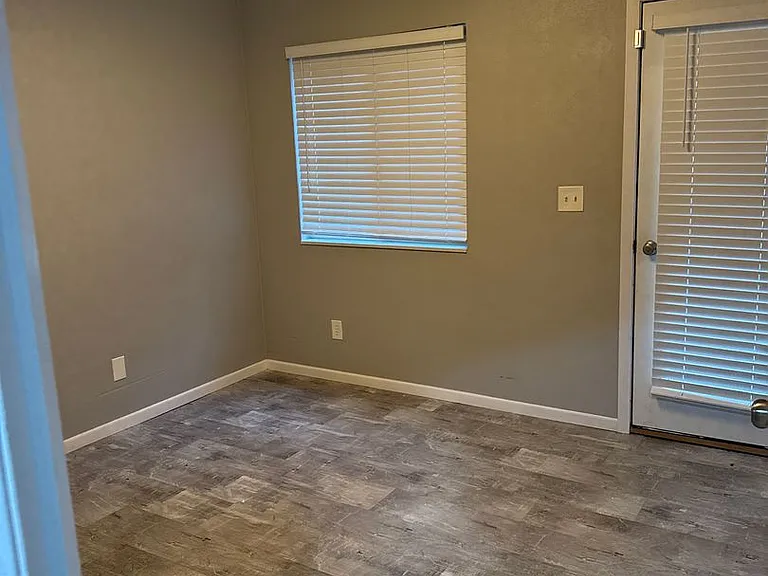 1050 Minns Dr — Photo 10