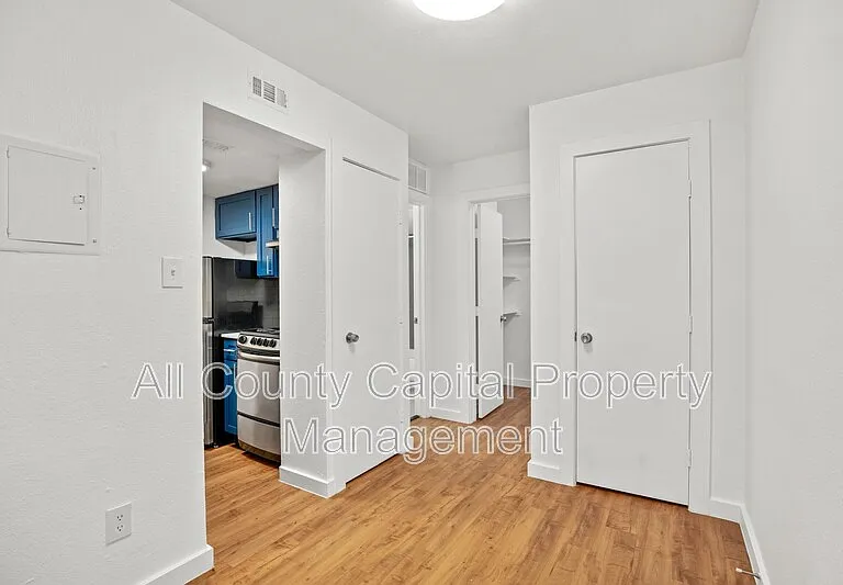 502 W 35th St #105 — Photo 7