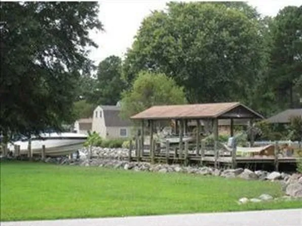 104 Raymond Dr, Seaford, VA 23696