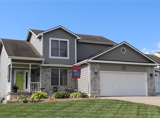 104 Twin Cedar St, Tonganoxie, KS 66086