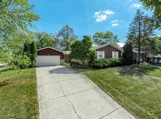 6601 Briargate Dr, Downers Grove, IL 60516