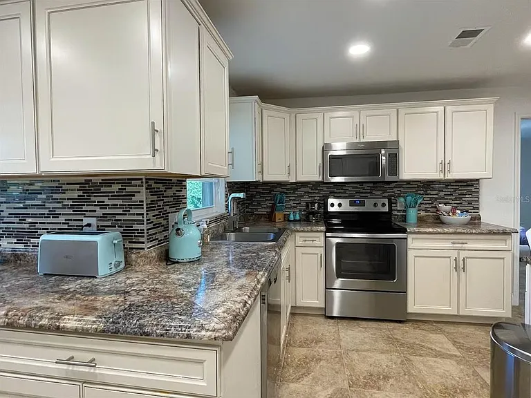 12 Lytton Ln — Photo 5