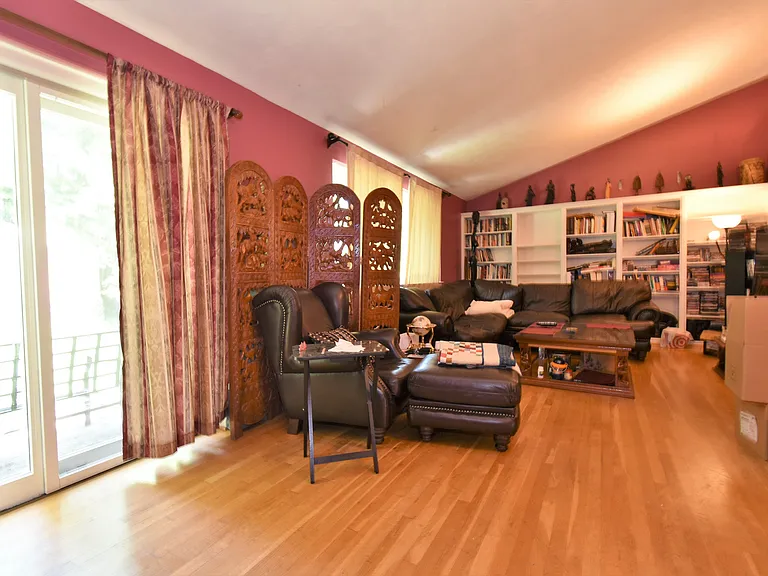 305 Hillsboro Dr — Photo 7