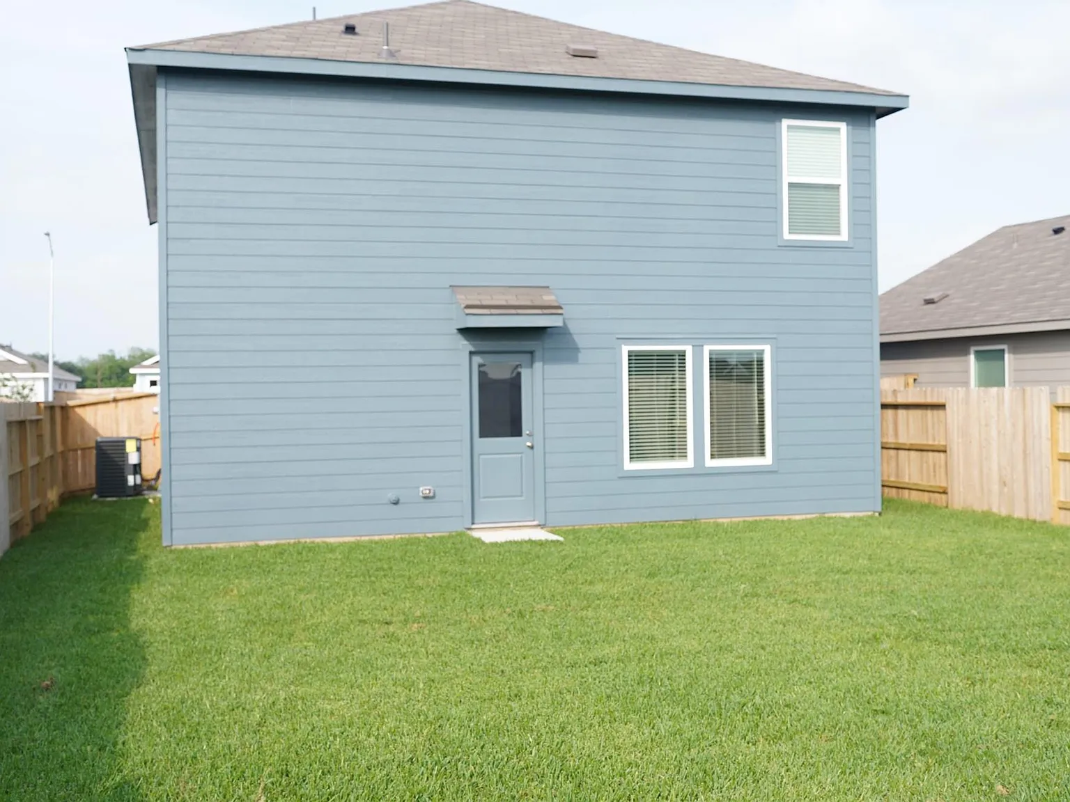 4 bed, 2.5 bath, 1954 sqft, $2,050 — Photo 3