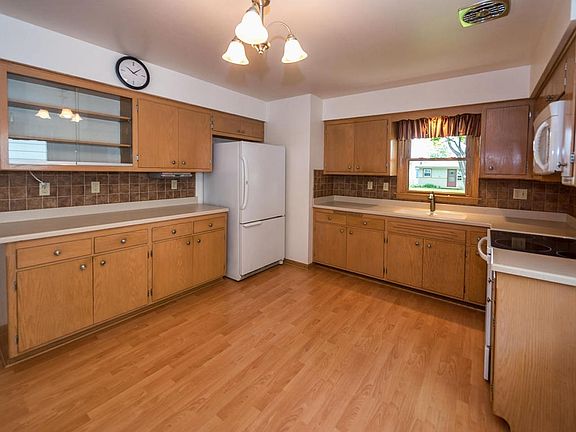 4th image of 801 S 93rd St