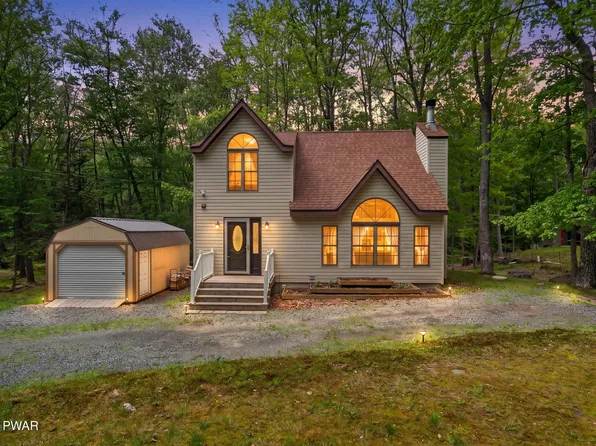 110 Ledgeview Dr, Hawley, PA 18428