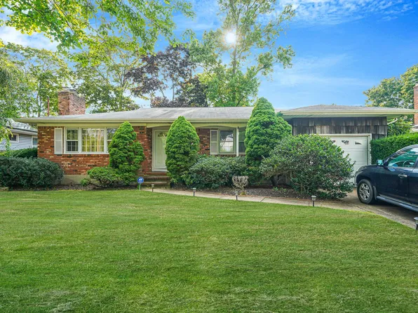 108 Barrett Avenue, Bayport, NY 11705