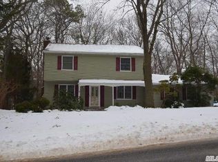 39 Whitewood Dr, Rocky Point, NY 11778