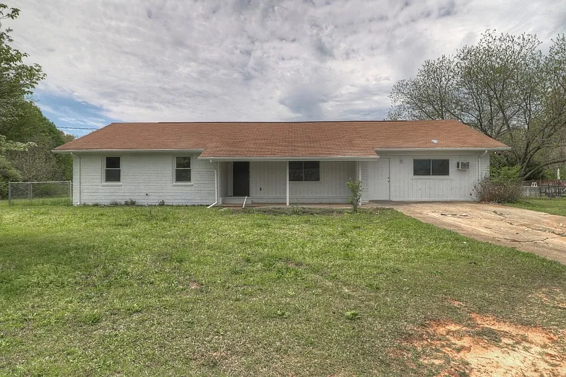 613 Oak Grove Rd photo 1