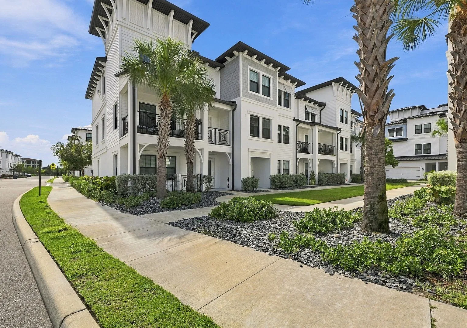 Luxury 3/3.5 Waterfront Community Townhome — Photo 2