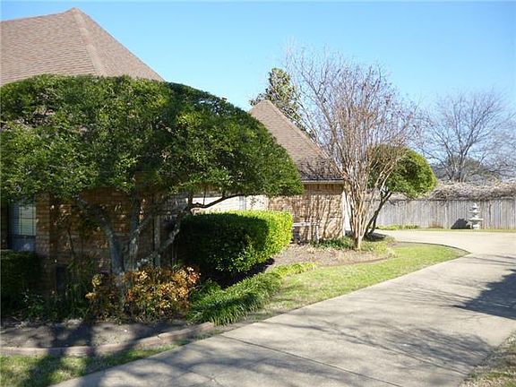 3rd image of 631 Meadowbrooke Pl