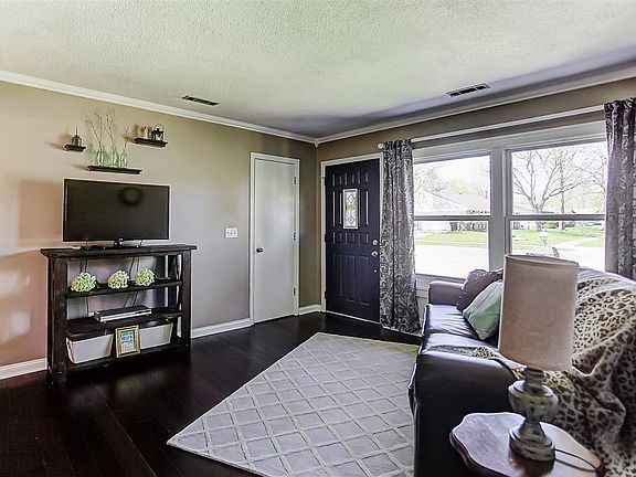4th image of 4804 Queensbury Dr