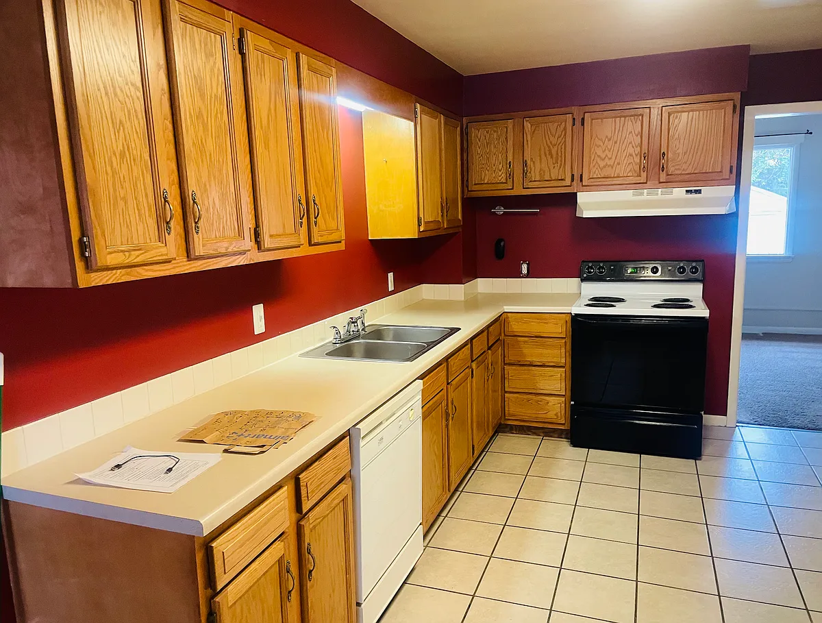 kitchen - 5371 Everett St