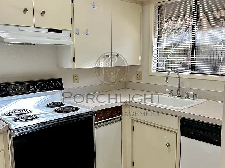 La Villa Apartments — Photo 24