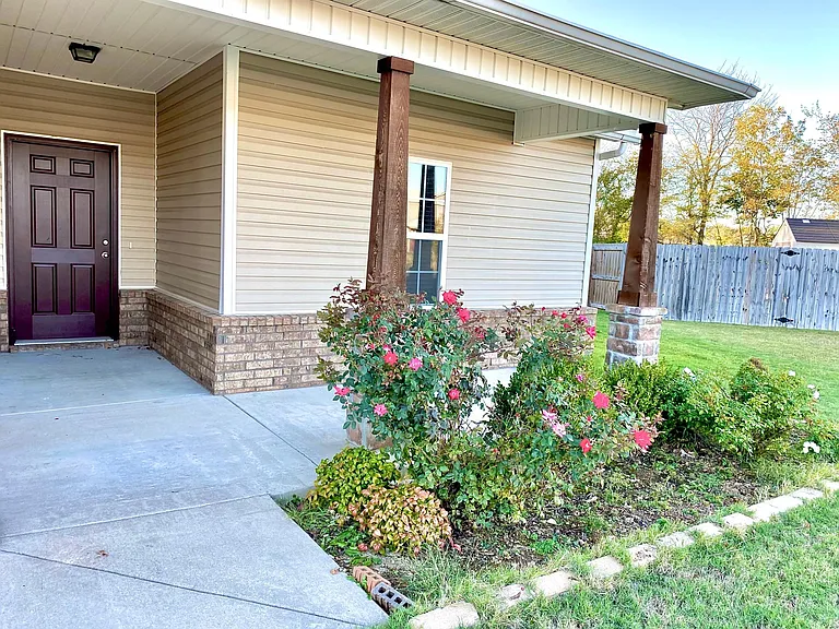 1177 S Springfield Dr — Photo 2
