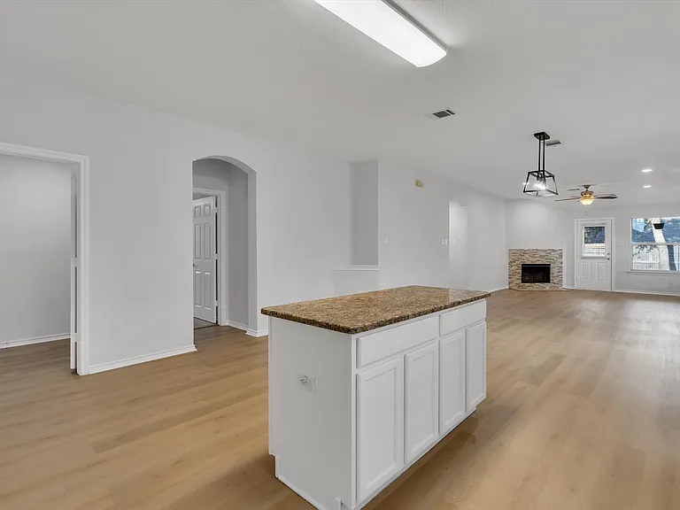 712 Riverhead Dr — Photo 14