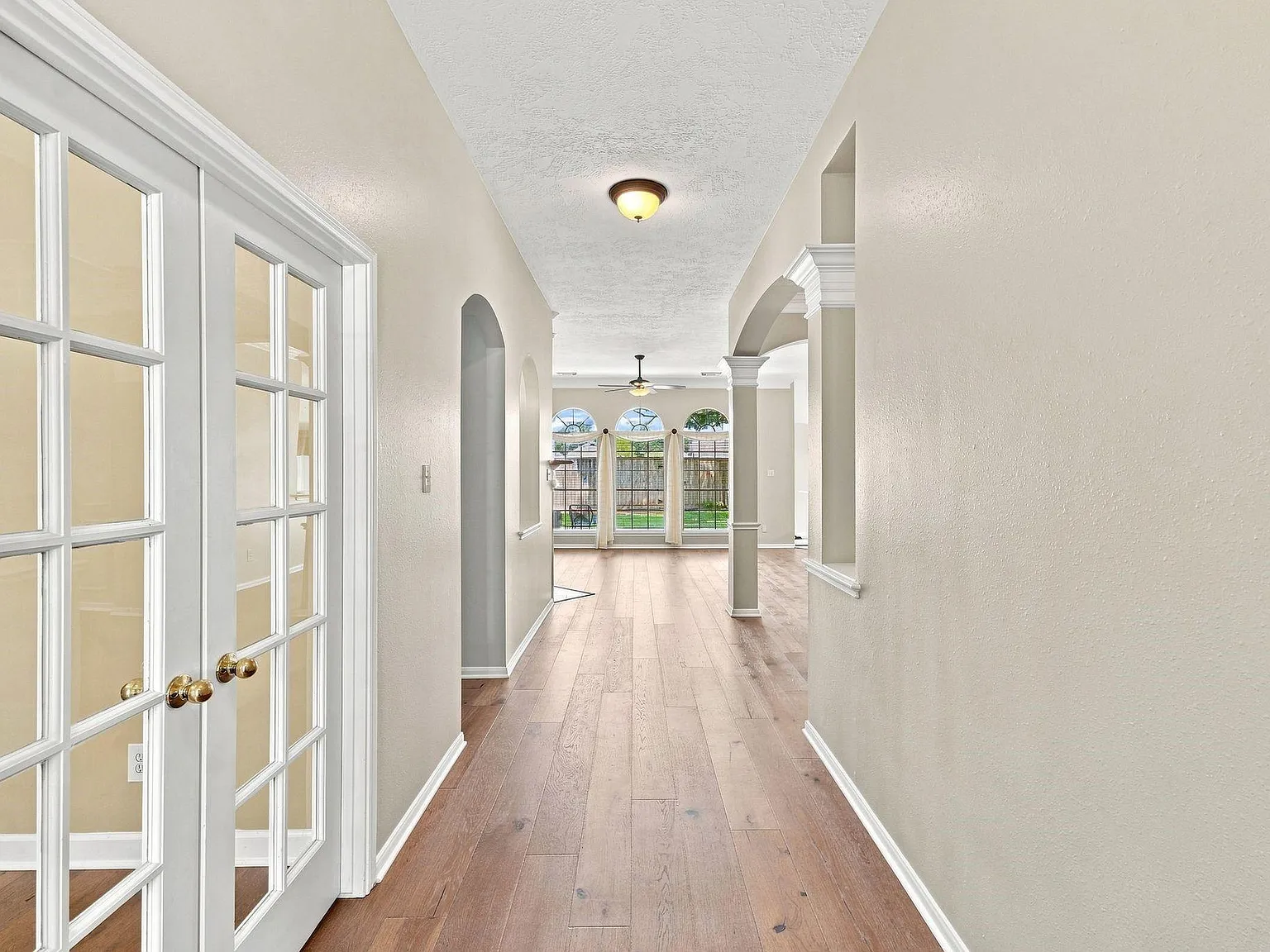3 bed, 2.0 bath, 2058 sqft, $2,100 — Photo 3