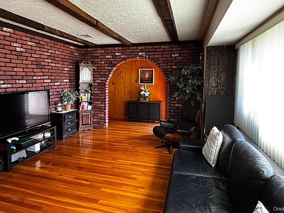 2nd image of 406 Plainview Road