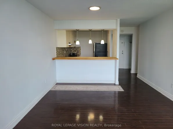 10 Martha Eaton Way S #2107, Toronto, ON M6M 5B3