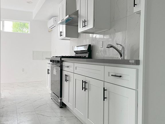 3rd image of 1102 Larimore Ave #9