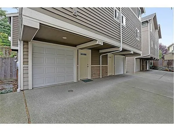 Building Photo - 211 26th Ave S