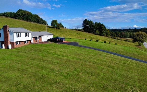 3rd image of 1519 Snake Creek Rd