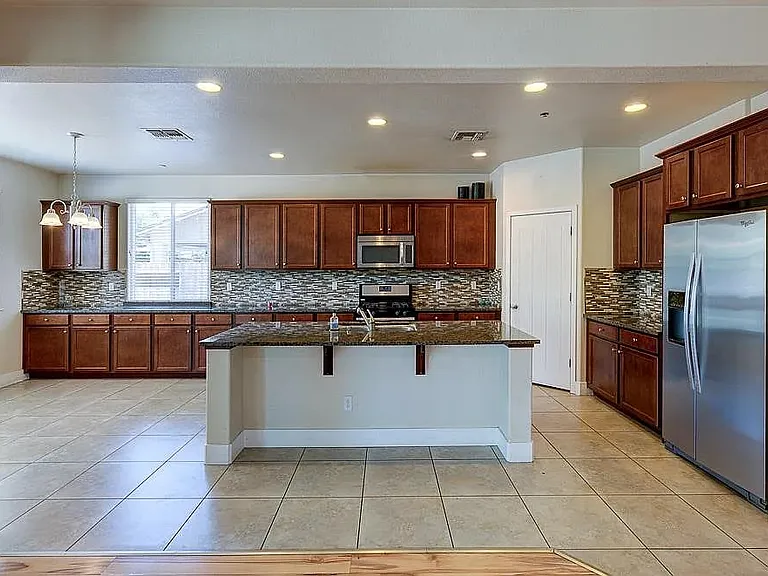 3669 N Clover Ave — Photo 3