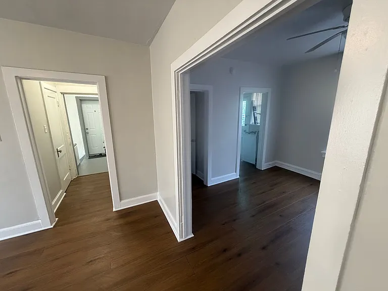 (370) 2526-30 Bellevue — Photo 12