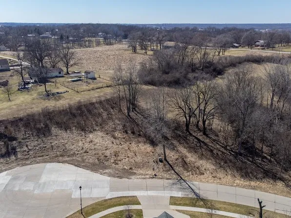 5689 Arbor Lake Dr, Pleasant Hill, IA 50327